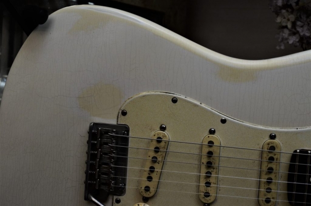 Finish Checking Fender Stratocaster Aged Relic White Guitarwacky.com