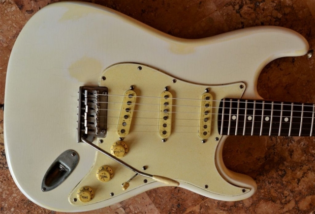 Finish Checking Fender Stratocaster Aged Pickguard Relic White Guitarwacky.com