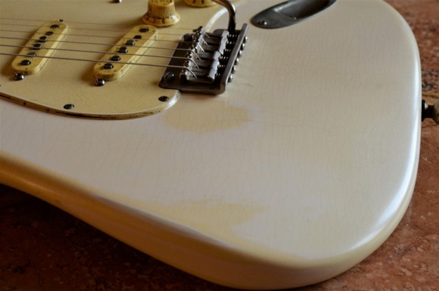 Finish Checking Fender Stratocaster Aged Relic White Guitarwacky.com