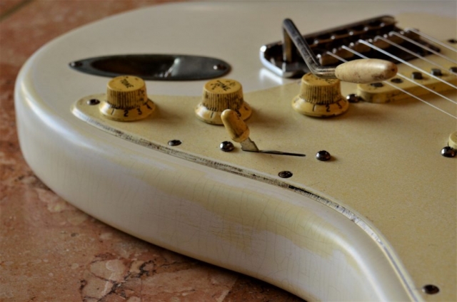 Finish Checking Fender Stratocaster Aged pickguard Relic White Guitarwacky.com