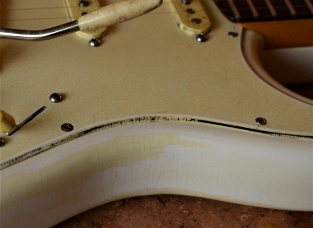 Finish Checking Fender Stratocaster Aged Pickguard Relic White Guitarwacky.com