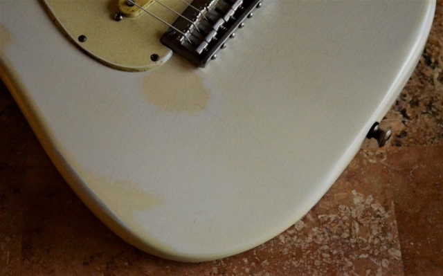 Finish Checking Fender Stratocaster Aged Relic White Guitarwacky.com