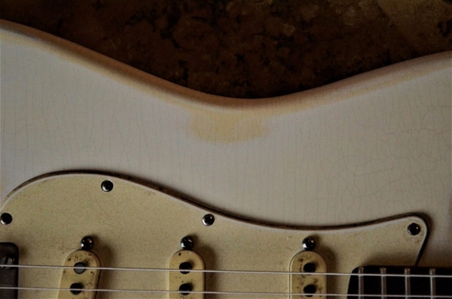 Finish Checking Fender Stratocaster Aged Relic White Guitarwacky.com