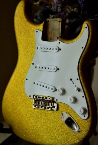 Stratocaster Relic Gold Sparkle Flake body