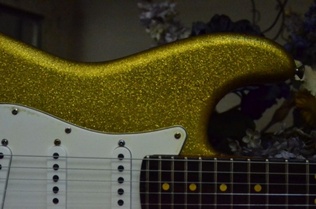 Fender Stratocaster Relic Gold Sparkle Flake bout