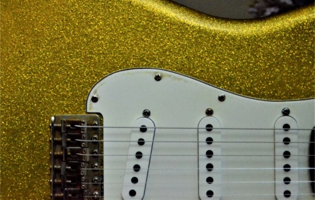 Fender Stratocaster Relic Gold Sparkle Flake bout