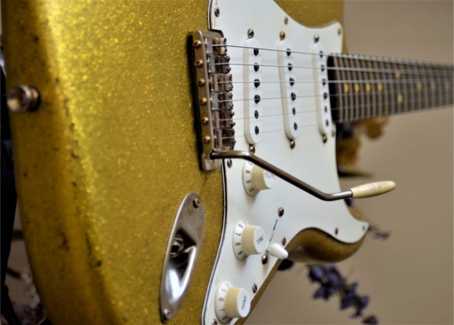 aged Fender Stratocaster Relic Gold Sparkle Flake