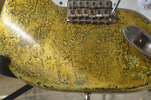 Fender Strat Custom Gold Leaf Vintage Saddles