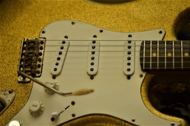 Fender Stratocaster Relic Gold Sparkle Flake body pickguard