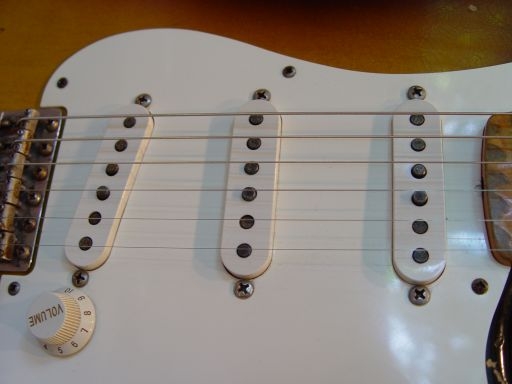 White Pickguard Fender Cunetto Relic Stratocaster