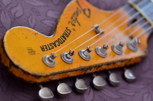 Fender Stratocaster Relic Large Headstock