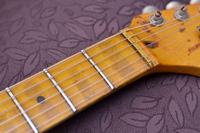 Fender Strat Relic aged maple neck wear