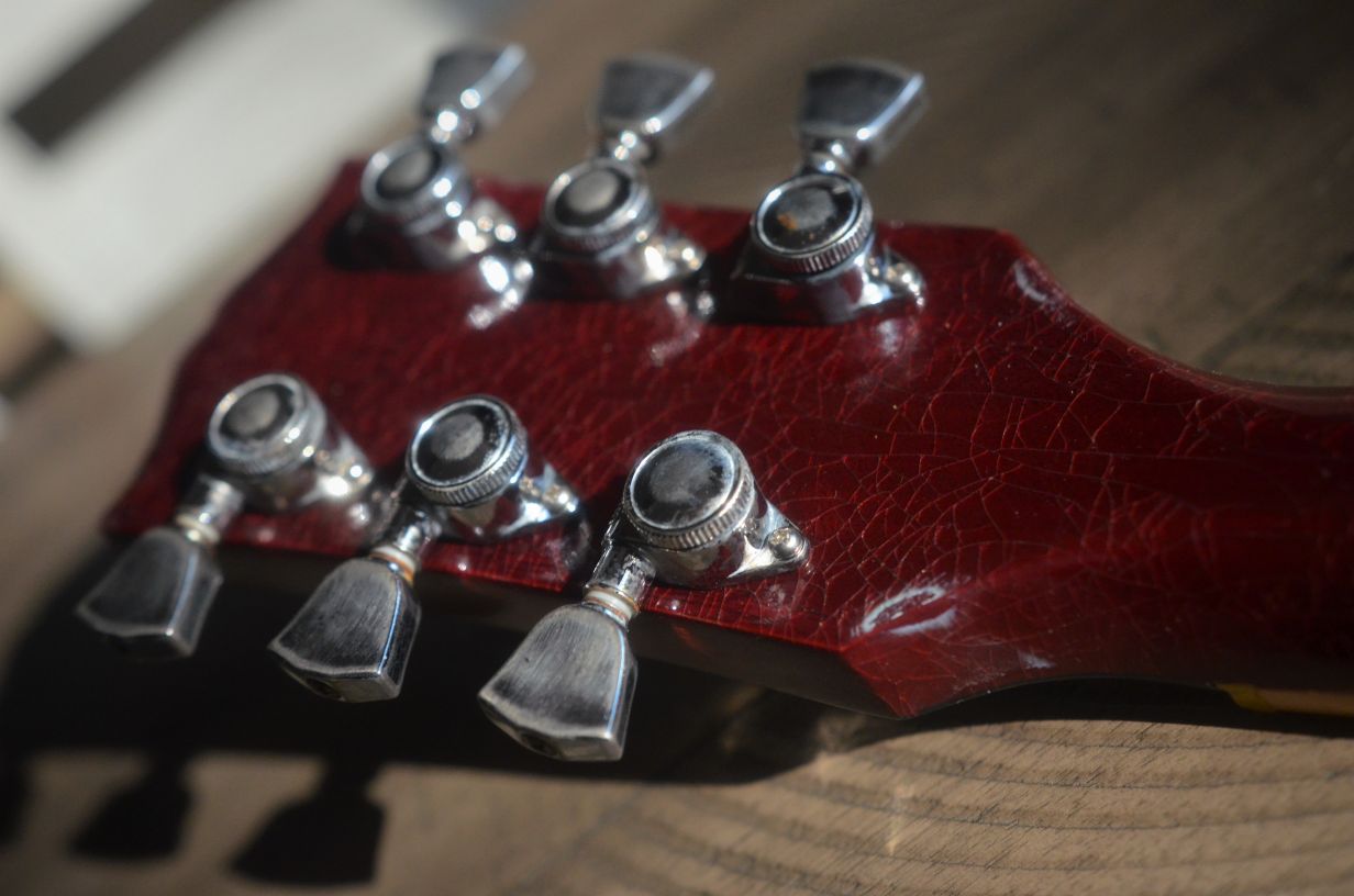 Gibson Les Paul Headstock Finish Checking