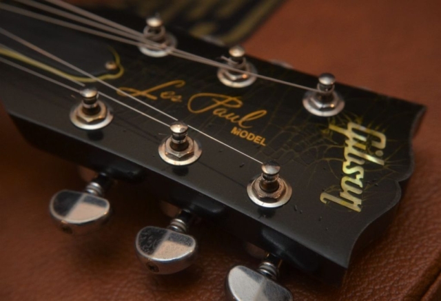 Vintage Finish Checked Gibson Les Paul Headstock